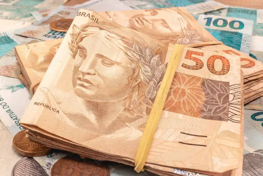 cédulas de 50 e 100 reais