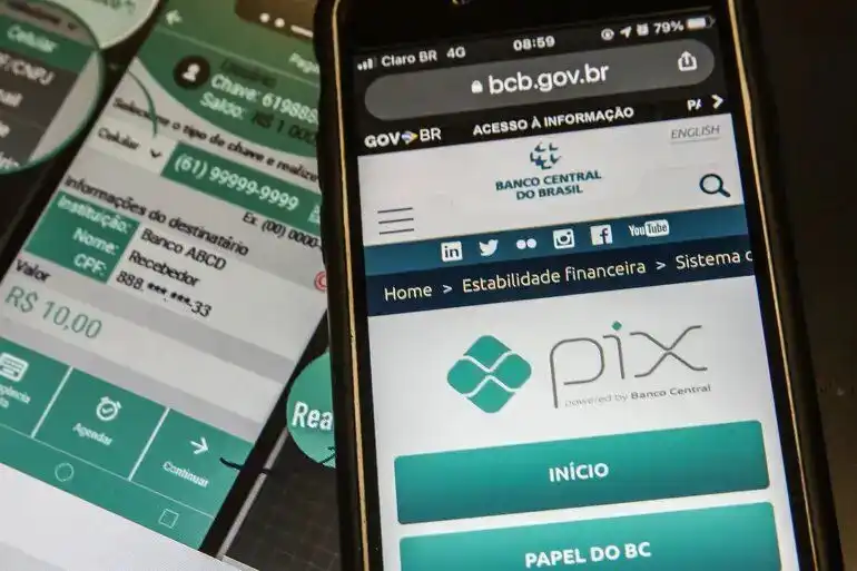 Celulares com o aplicativo PIX abertoPix do BC (Foto: Marcello Casal Jr./Agência Brasil)