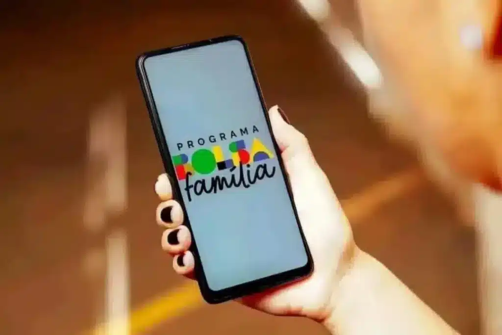 Pagamento do Bolsa Família no celular. (Fonte: rafapress / shutterstock.com).
