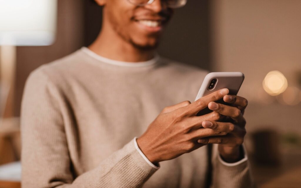 Homem no celular fazendo a exclusão do empréstimo consignado. (Fonte: Freepik).