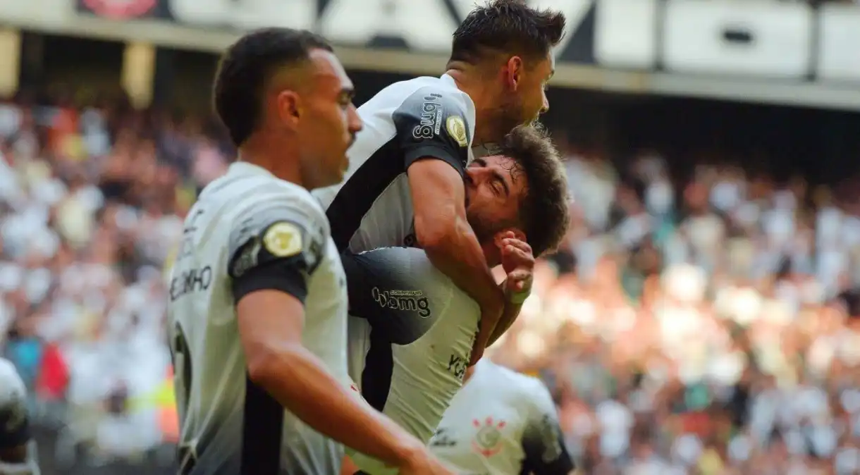 Yuri Alberto e Romero se abraçam após o gol do Corinthians no Brasileirão. (Fonte: Betano/Twitter).