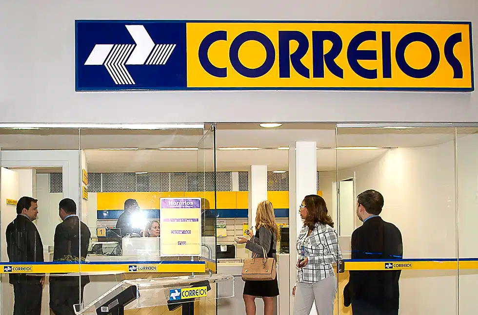 agência dos correios com pessoas circulando nela.