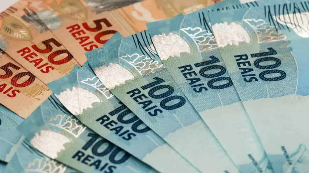 cédulas de 100 e 50 reais