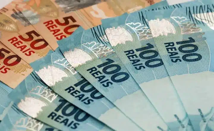 cédulas de 100 e 50 reais