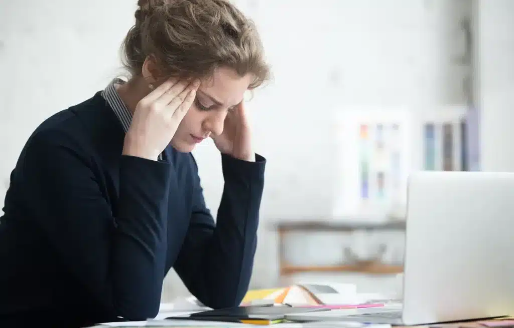 Mulher preocupada com consignado falso. (Fonte: iStock).