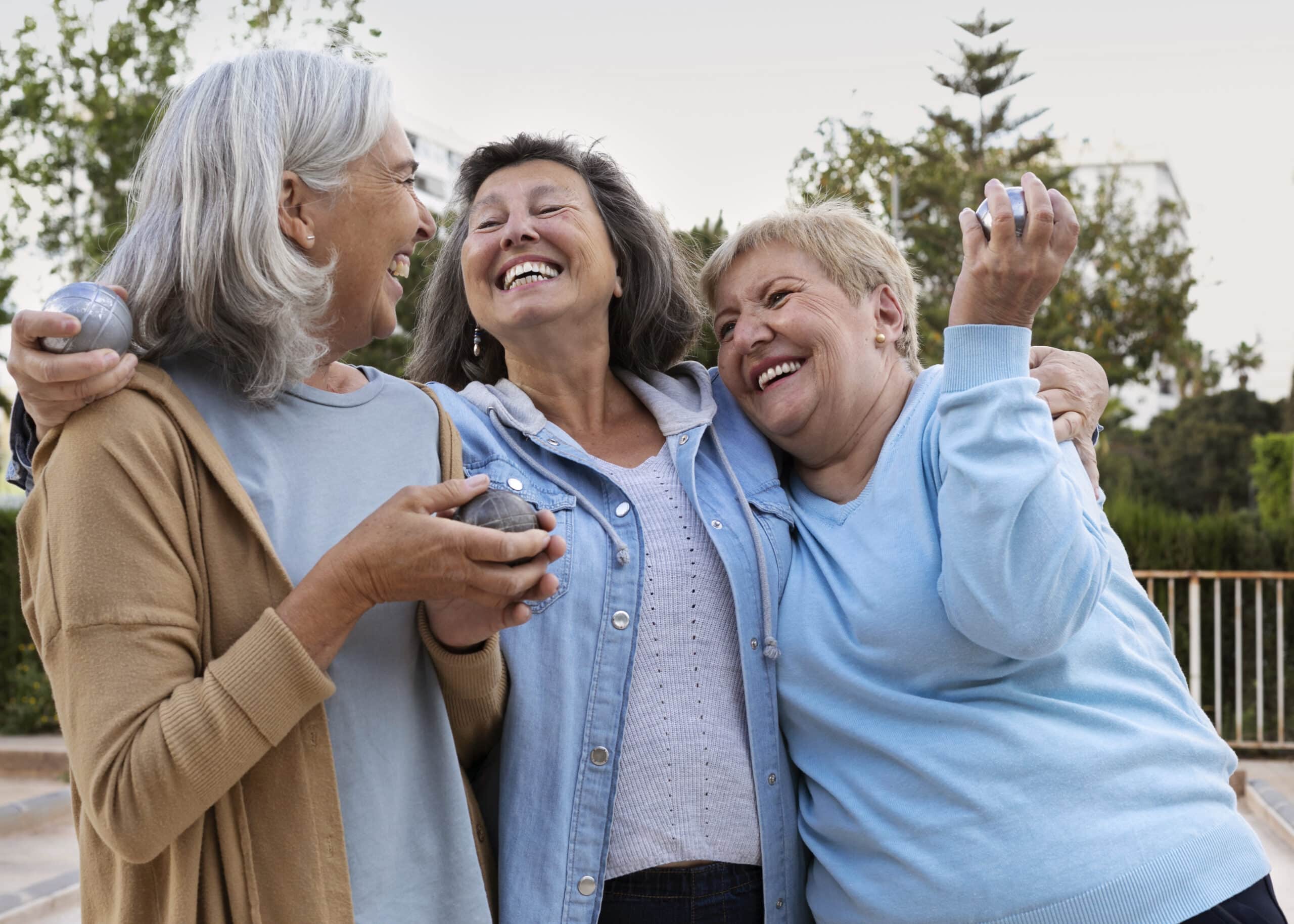Aposentadas felizes com o pagamento do INSS. (Fonte: Freepik).