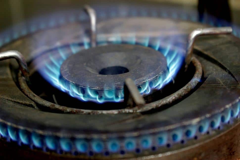 boca de fogão acesa graças ao gás de cozinha