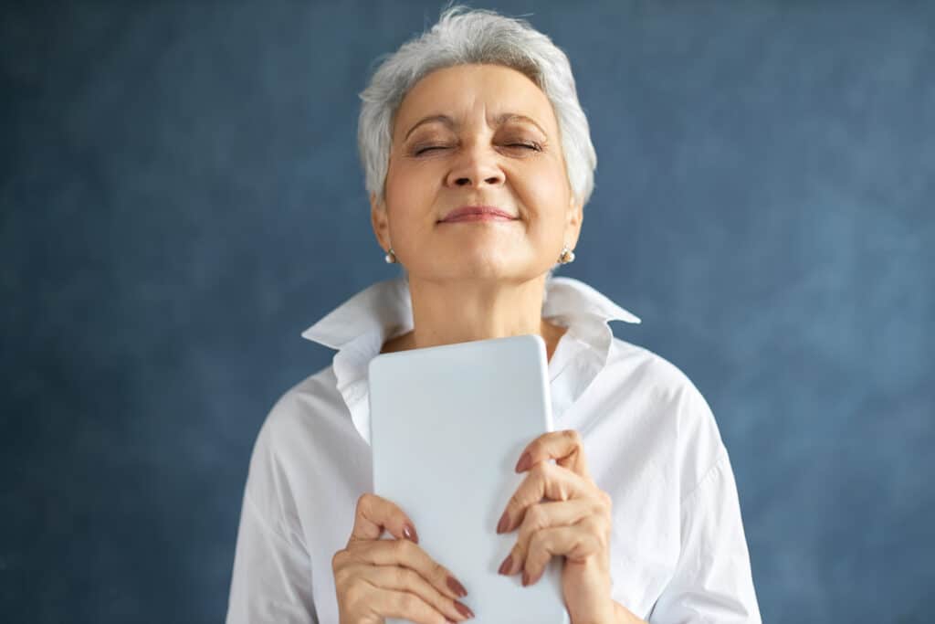 Aposentada do INSS feliz com a devolução de valores. (Fonte: Freepik).
