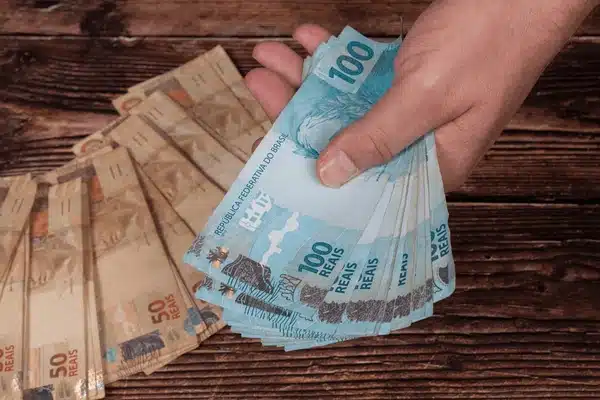 cédulas de 100 e 50 reais