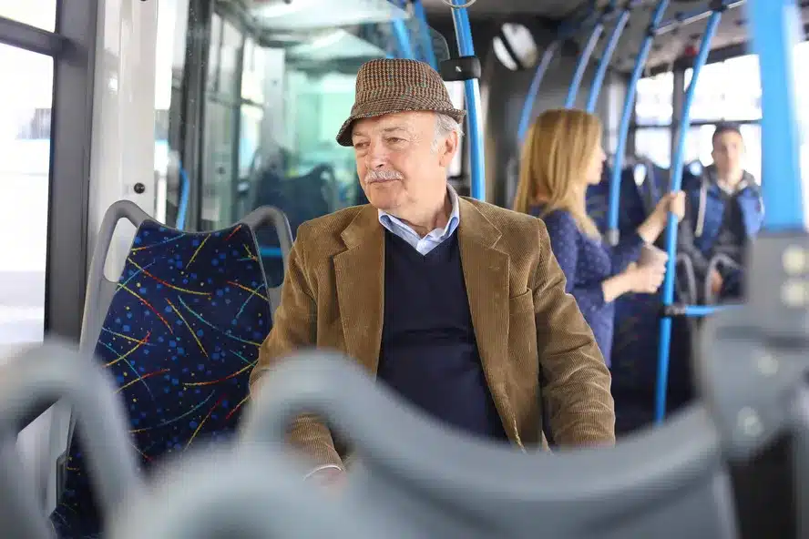 idoso no ônibus