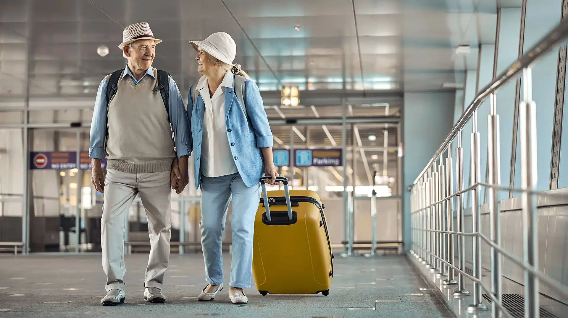 casal de idosos no aeroporto (Fonte: Reprodução Conexão123)