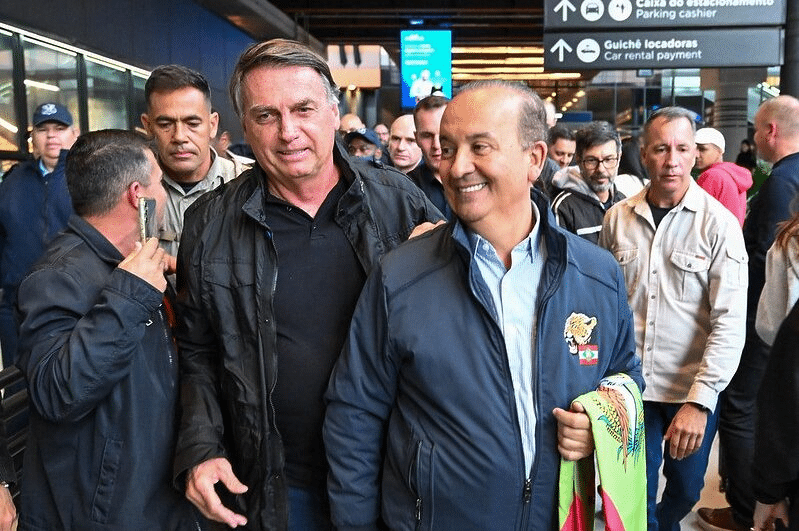 Bolsonaro participa de jantar de gala em Balneário Camboriú!