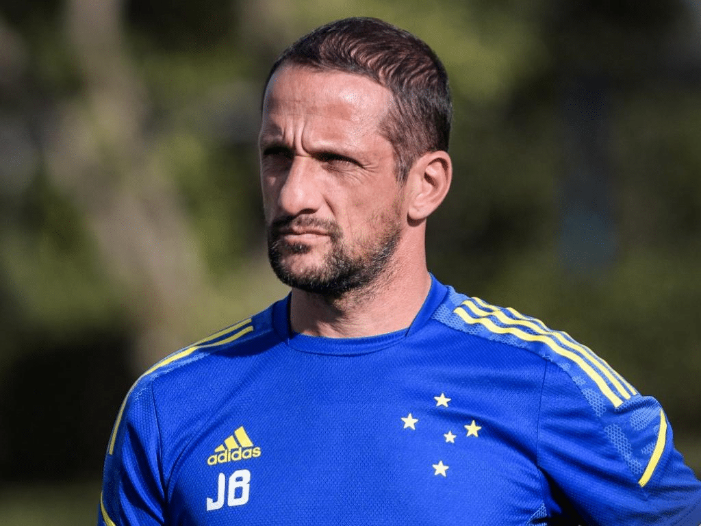 Ex jogador do cruzeiro vira técnico da base do Barcelona