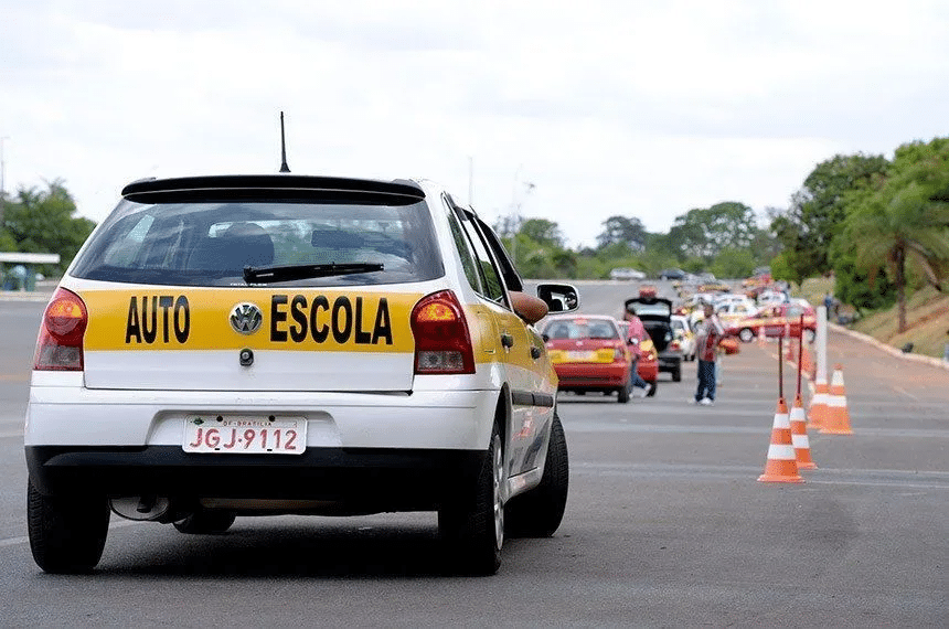 Carros de autoescola são autorizados a passar mais tempo em circulação
