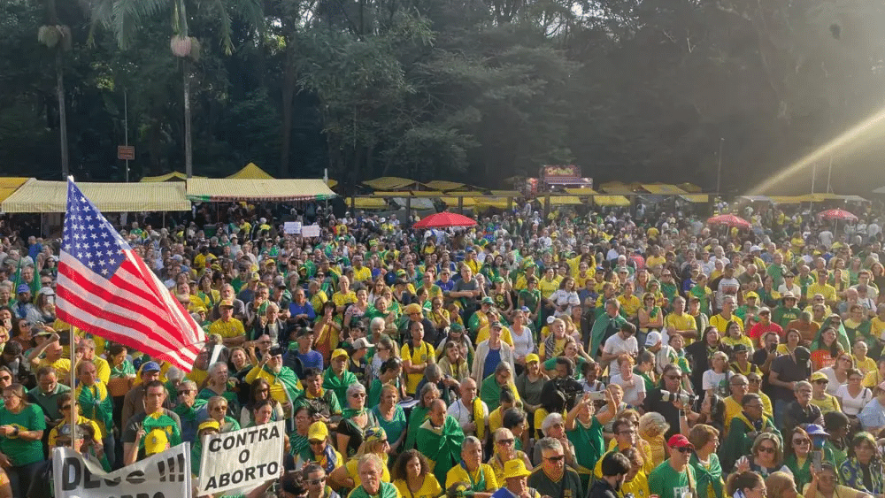 Manifestação pede impeachment de Lula e Moraes