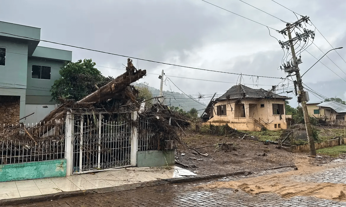 Número de mortos pelas enchentes no RS chega a 180