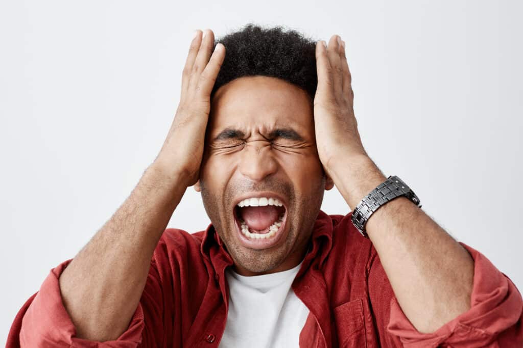 Beneficiário do Bolsa Família chateado com o corte do programa. (Fonte: Freepik),