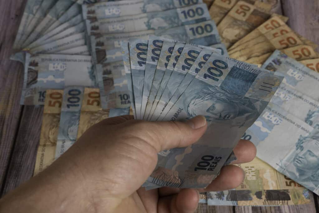 cédulas de 100 e 50 reais