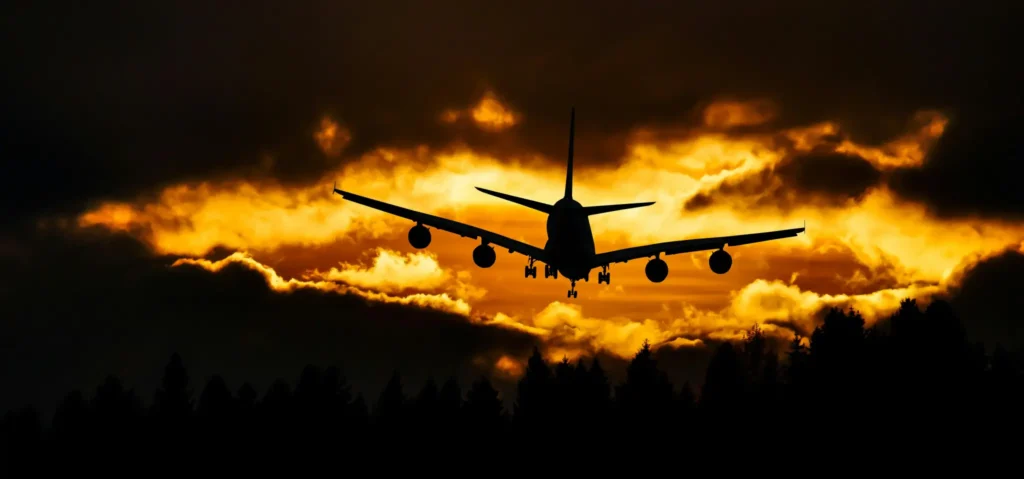 Avião envolto em nuvens se prepara para o pouso (Foto: Pixabay/Pexels)