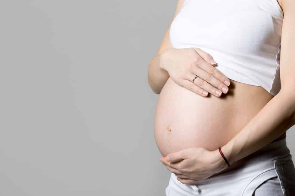 Barriga de mulher grávida. (Fonte: Freepik).