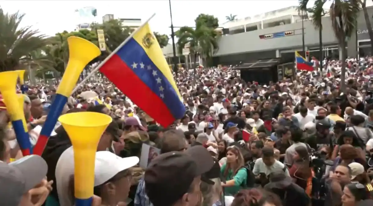 Manifestantes protestam após Maduro ser reeleito na Venezuela. (Fonte: Reuters).