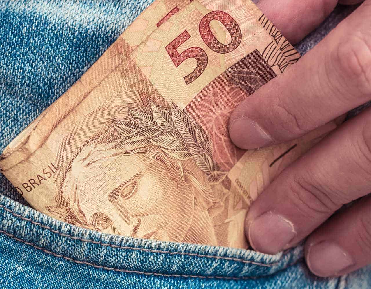 Dinheiro do auxílio-reconstrução. (Fonte: rafastockbr / Shutterstock).