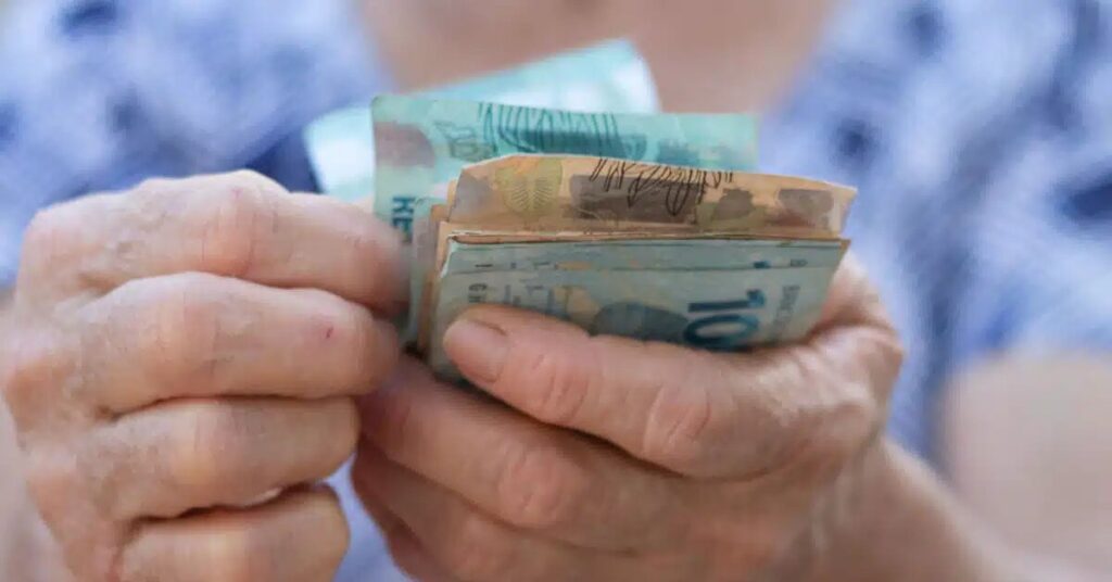ATENÇÃO! IDOSOS a partir dos 60 anos têm NOVO BENEFÍCIO disponível!