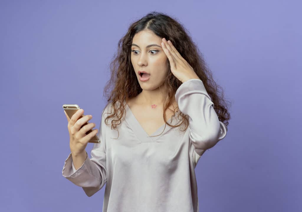 mulher preocupada olhando no celular