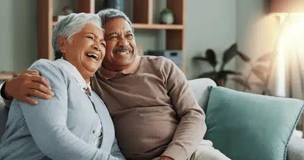 aposentados do inss felizes e sentados no sofá