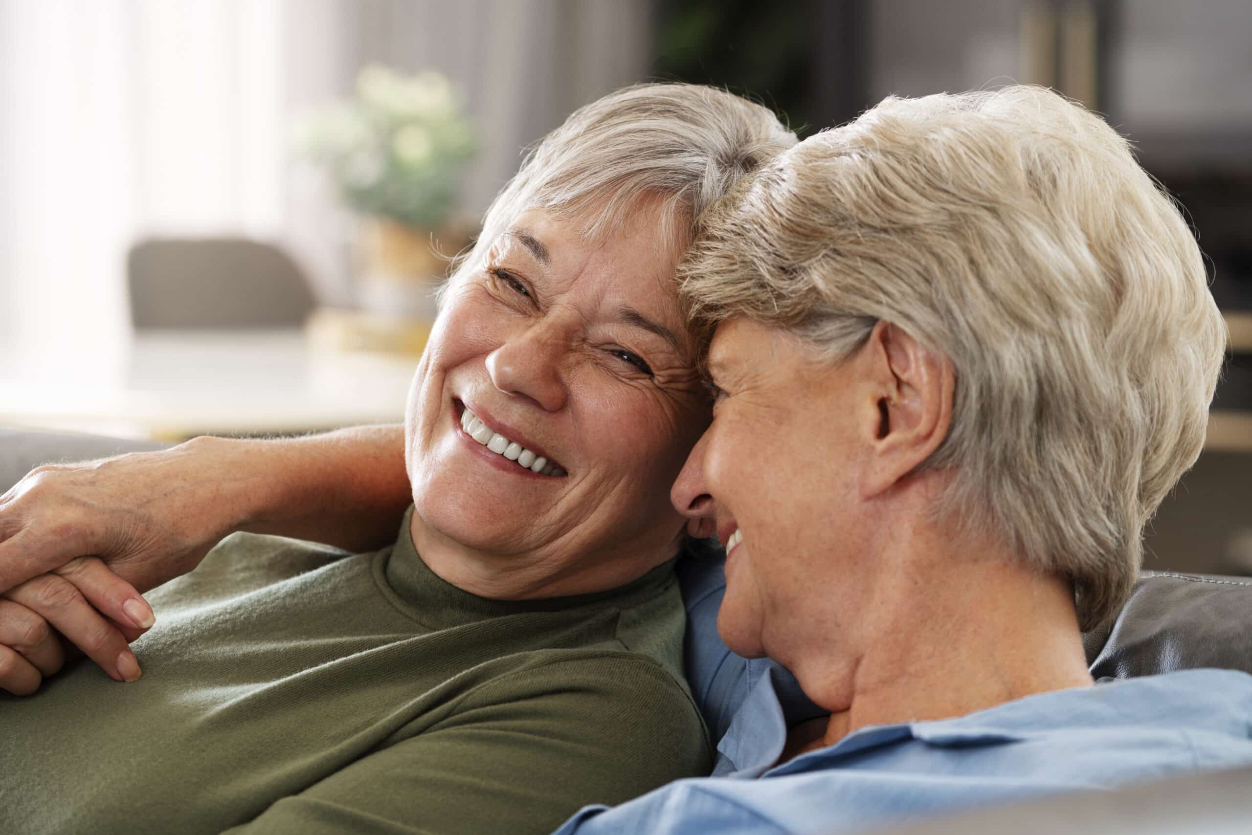 Casal de aposentadas felizes com adicional de 25%. (Fonte: freepik).