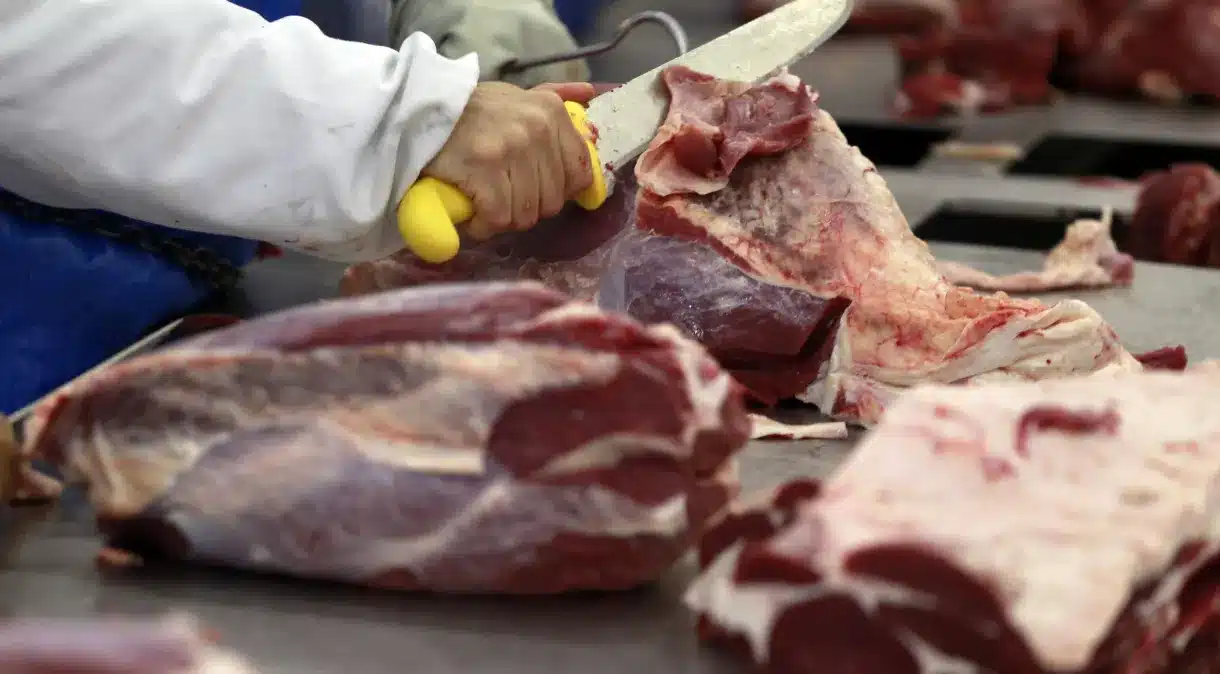 Corte de carnes no açougue, (Fonte: REUTERS/Paulo Whitake).