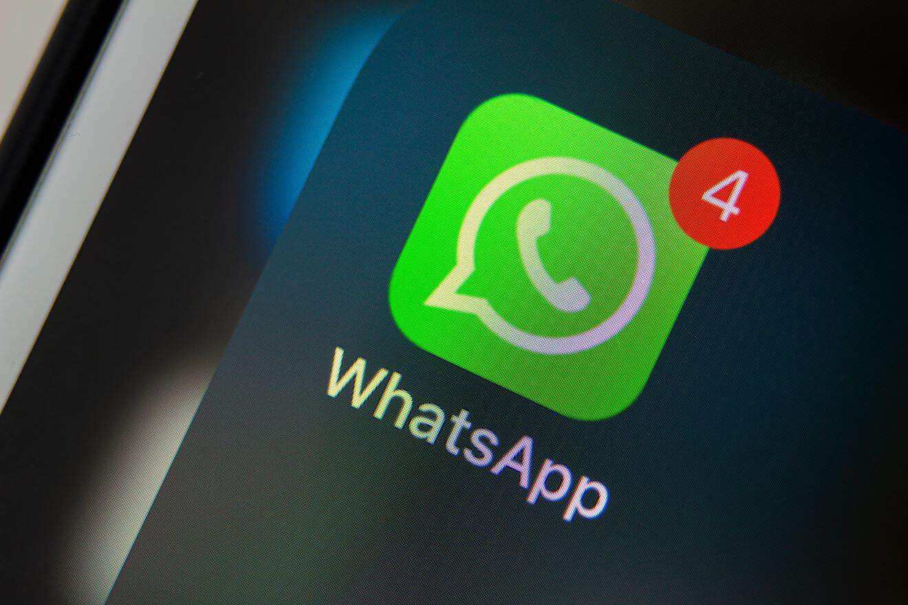 Celular aberto no whatsapp. (Fonte: oasisamuel/Shutterstock).