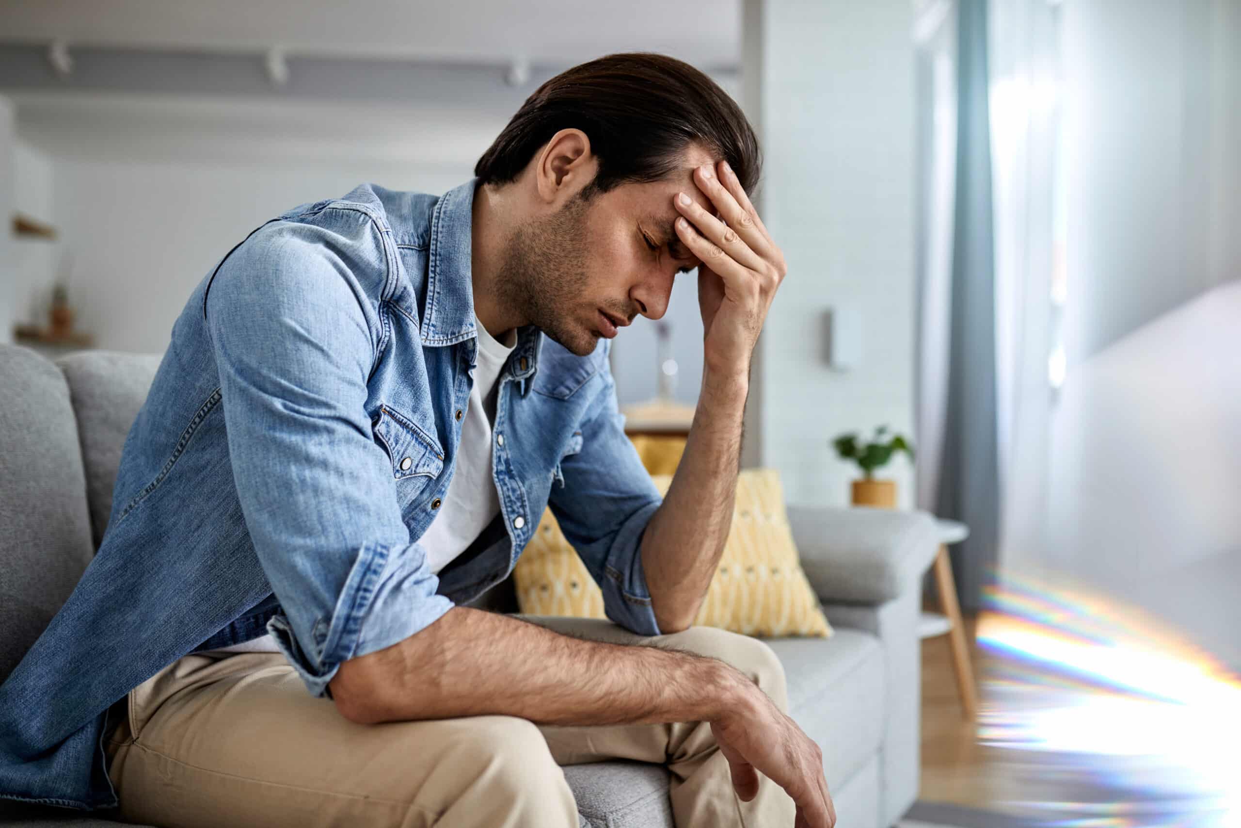 Homem preocupado com os cortes de benefícios do INSS, (Fonte: Freepik)