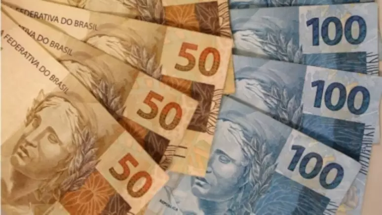Pagamento de RPVs em  notas de 50 e 100 reais. (Fonte: shutterstock).