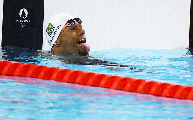 Gabrielzinho comemora medalha de ouro. (Fonte:lance).