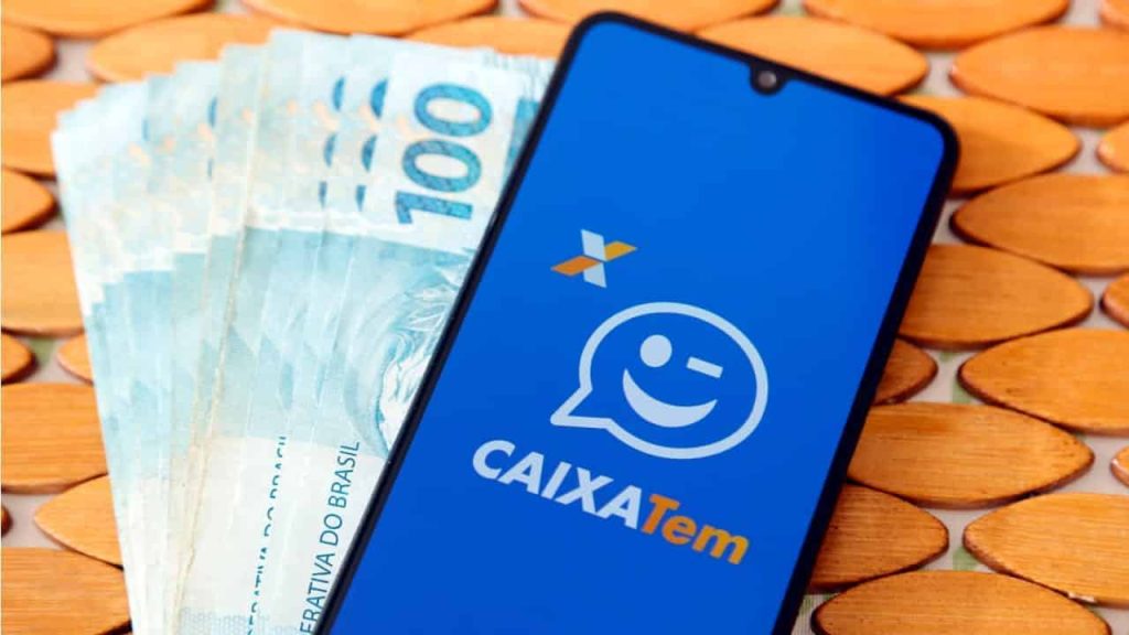 Celular aberto para ver os beneficio pis pasep 2025. (Fonte: shutterstock).