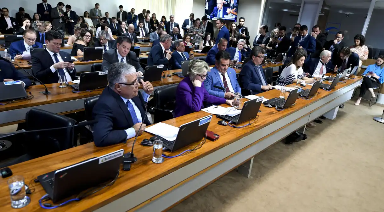 Proposta de isenção fgts e inss para trabalhador aposentado foi aprovada no Senado. (Fonte: Edilson Rodrigues/Agência Senado).