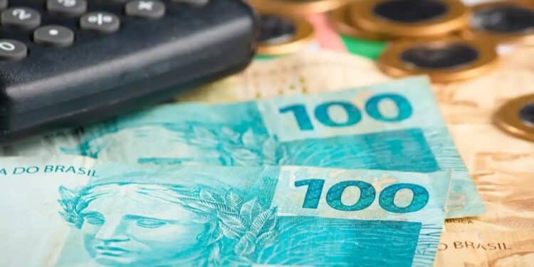Pagamento em notas de 100 reais do auxilio moradia sao paulo. (Fonte: shutterstock).