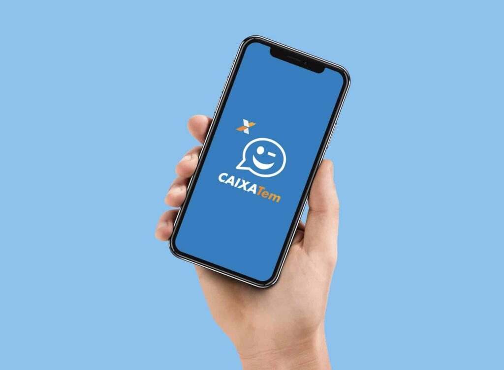 mão segurando celular aberto no app caixa tem