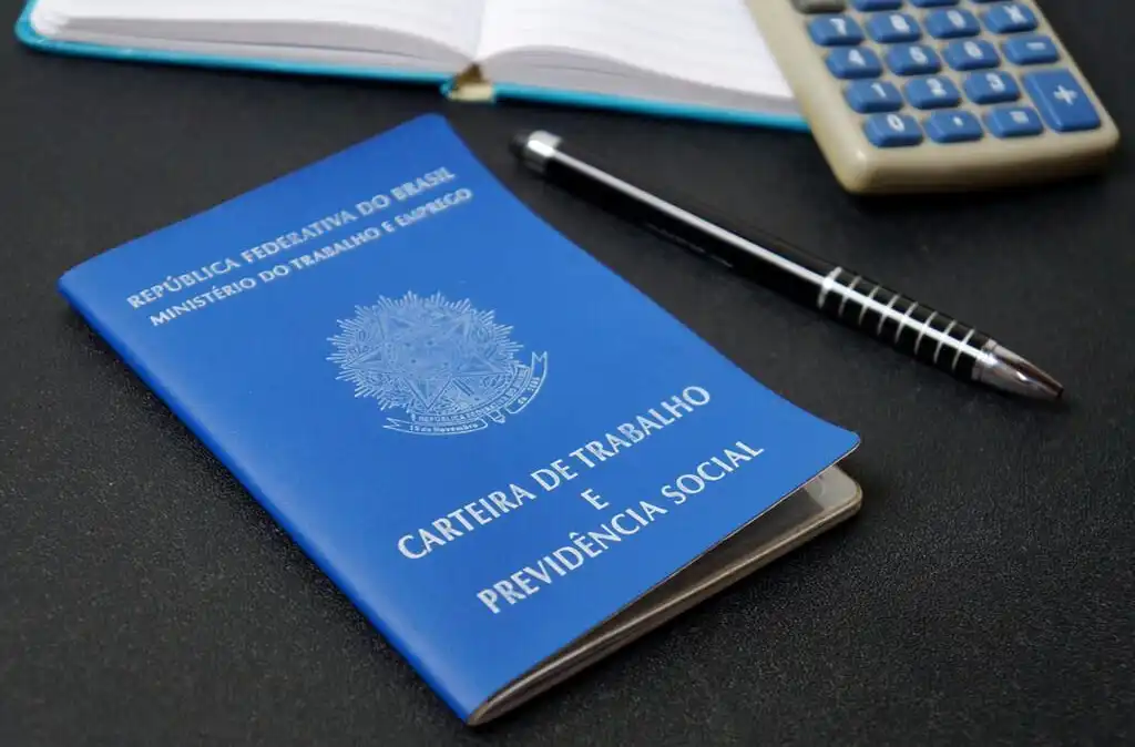 carteira assinada em cima de uma mesa