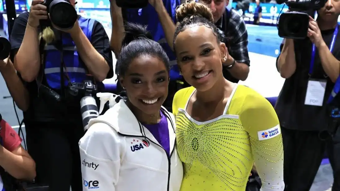 Simone Biles e Rebeca Andrade, no Mundial de Ginástica de 2023. (Fonte: Ricardo Bufolin/CBG).