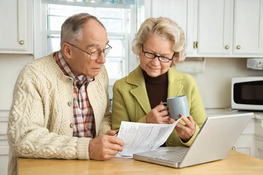 Casal de aposentados do INSS lendo sobre a revisão da vida toda do STF. (Fonte: shutterstock).