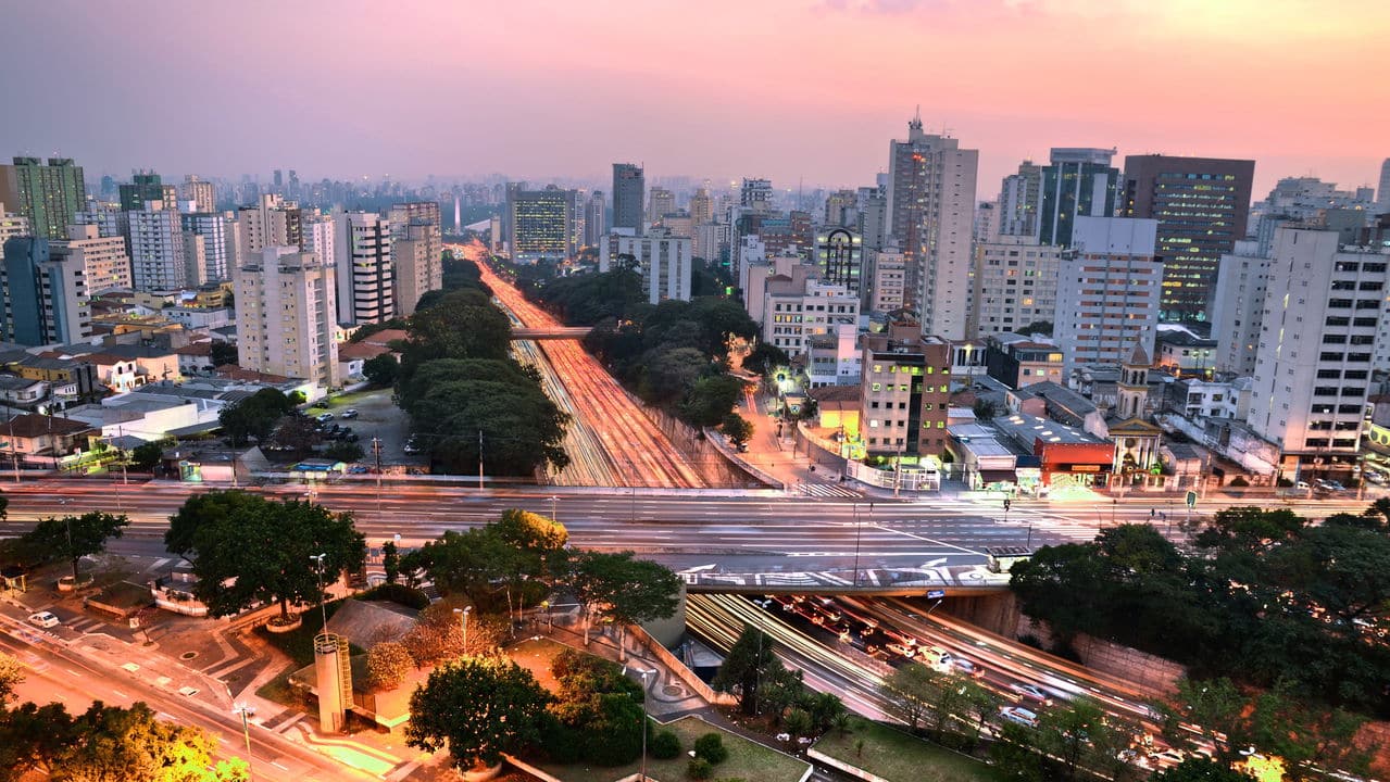 cidade com muitos prédios e quente vista de cima