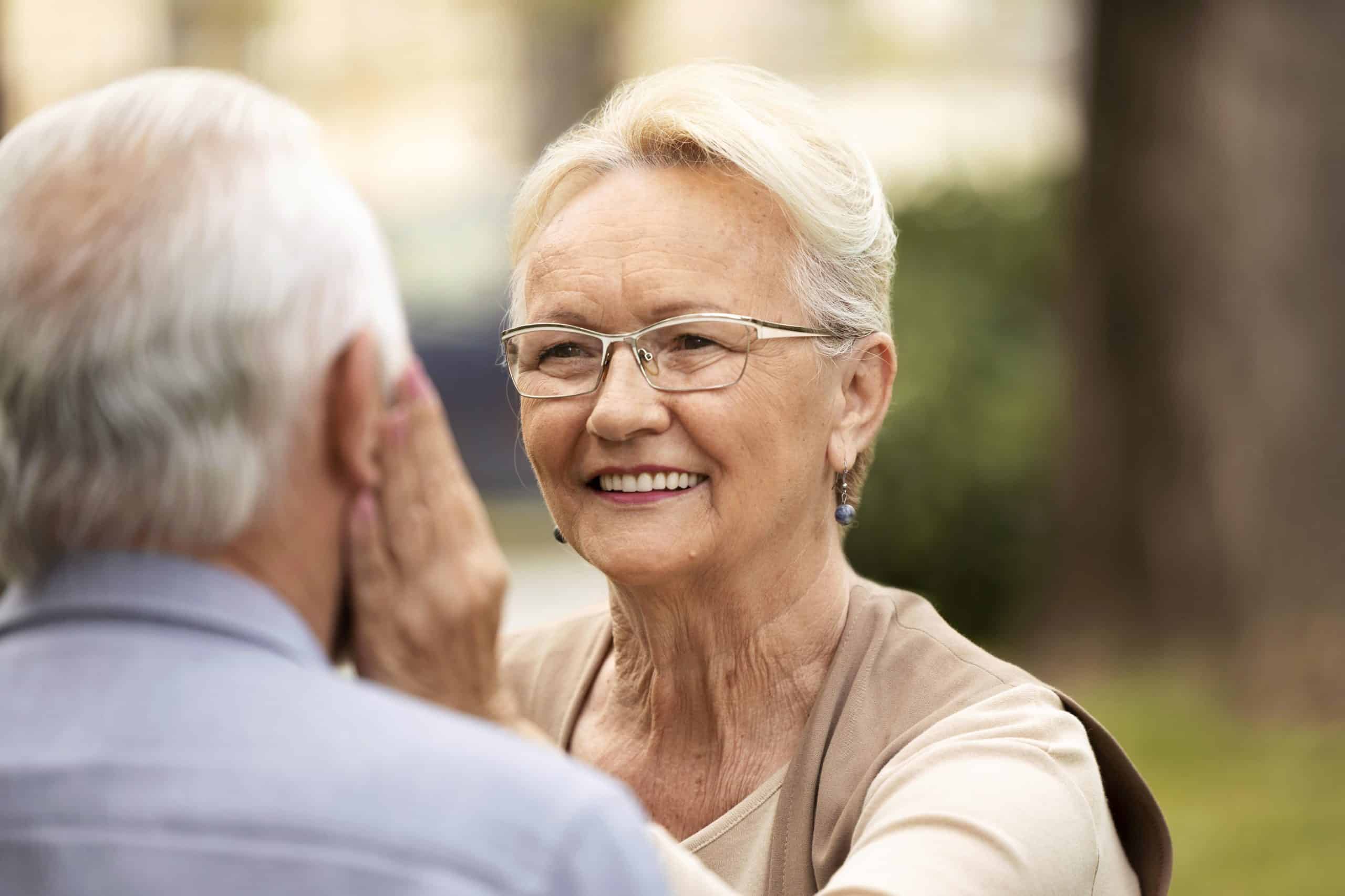 Aposentada feliz com isenção fgts e inss para trabalhador aposentado. (Fonte: freepik).