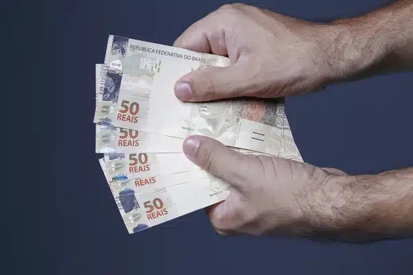 Cédulas de 50 reais representando a Restituição do imposto de renda. (Fonte: depositphotos).