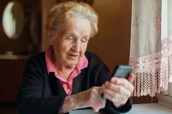idosa olhando o celular