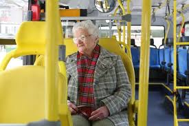 idoso andando de onibus