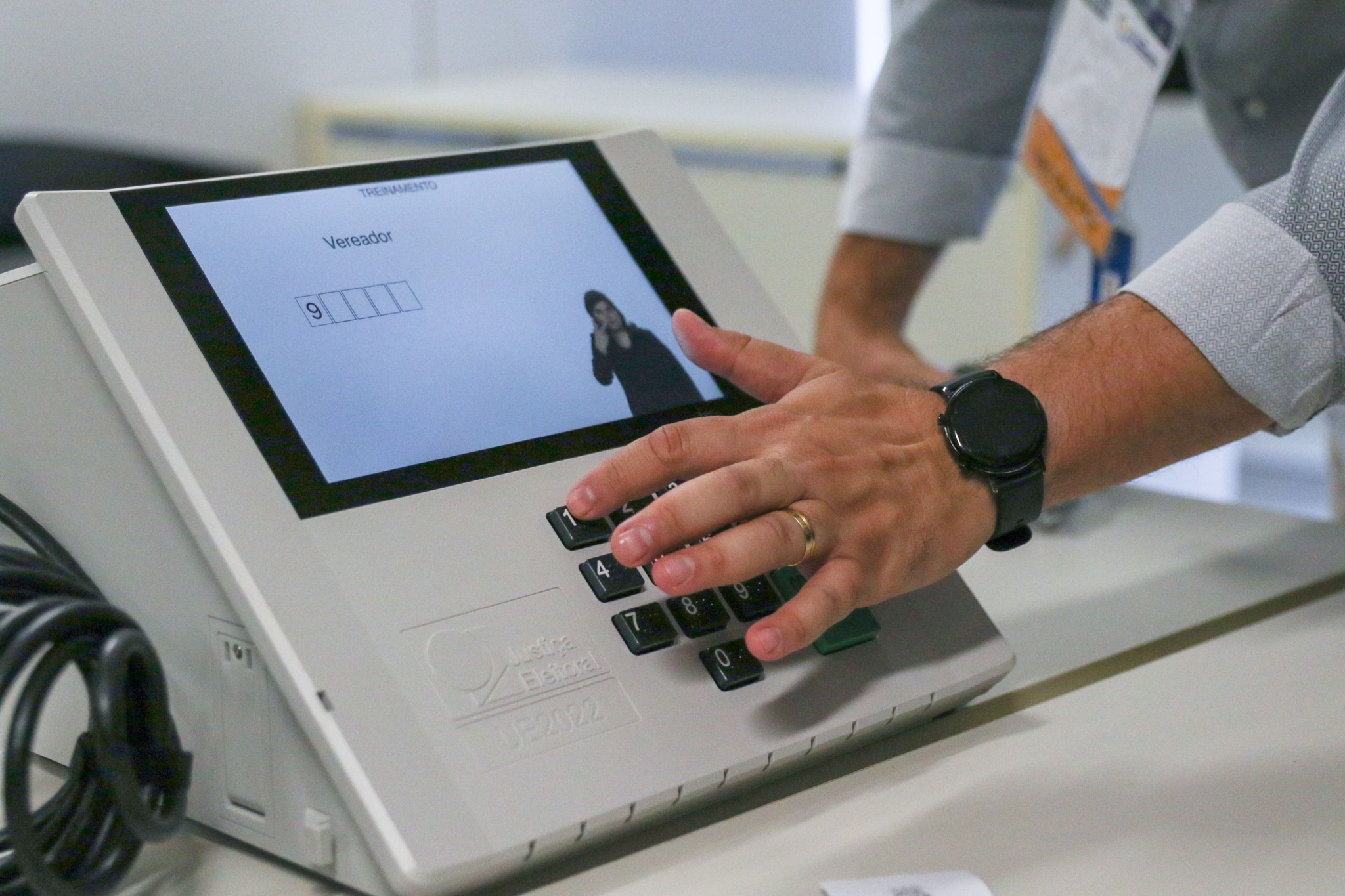 Saiba como verificar se foi convocado para trabalhar como mesário nas Eleições 2024. Confira as funções e benefícios da atividade.