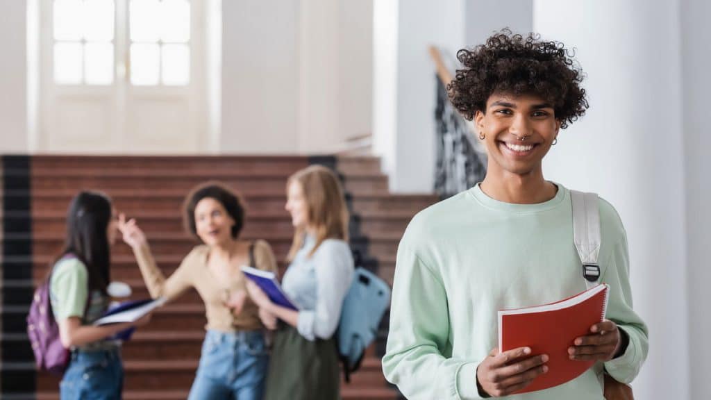 Programa Pé-de-Meia Oferece Suporte Financeiro aos Estudantes da Rede Pública