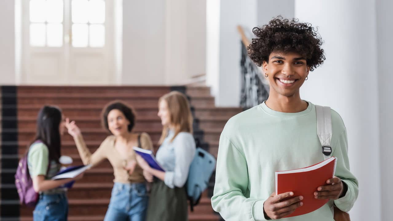 Programa Pé-de-Meia Oferece Suporte Financeiro aos Estudantes da Rede Pública